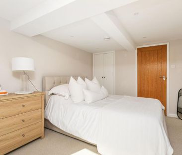 4 bedroom semi-detached house to rent - Photo 5