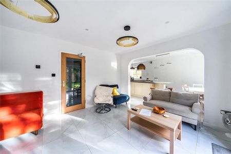 5 bedroom detached house to rent - Photo 2