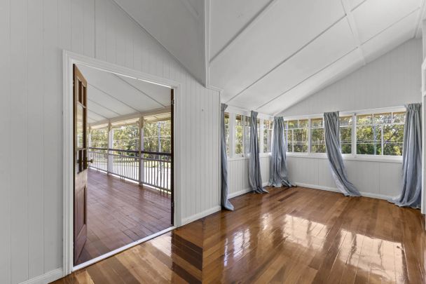 Stunning traditional Queenslander, walk to beach - Photo 1