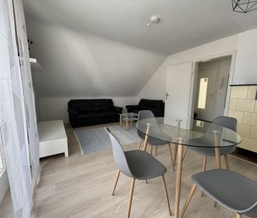 Charmante Dachwohnung für junge Berufstätige in Stuttgart-Obertürkheim - Foto 1