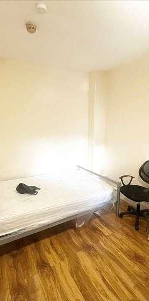 Hanger Lane, Ealing, W5 - Photo 1