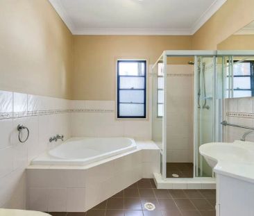 “Charming 3 Bedroom Townhouse in the Heart of West End!” - Photo 5