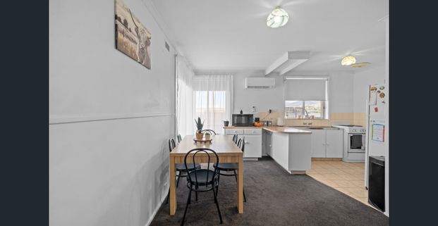 Spacious 3 Bedroom Family Home - Photo 1