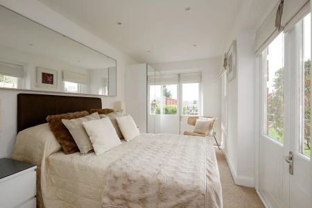 3 bedroom flat in Richmond - Photo 4