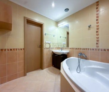 Pronájem bytu 2+kk s balkonem, garáží a prostorným sklepem 22,6 m - Photo 3
