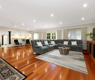 EXECUTIVE LIVING IN AN EXCLUSIVE ESTATE! - Photo 1