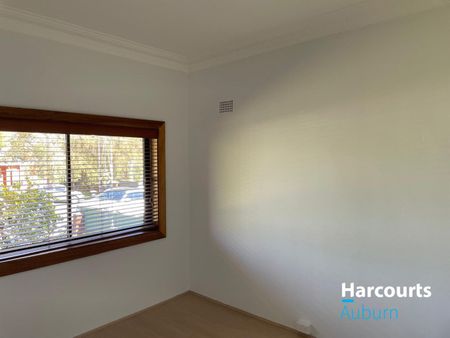 WELL-PRESENTED 3 BEDROOM HOUSE + 1 BEDROOM STUDIO - Photo 3