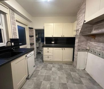 4 Bedroom Semi-Detached To Rent - Photo 3