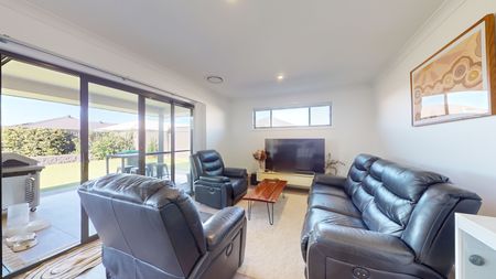 Southlakes Stunner! - Photo 2