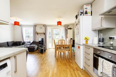 3 Bedroom, 1 bath, 1 reception Flat - Photo 3