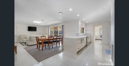 FULLY FURNISHED, LUXURY LIVING IN A PRIME LOCATION - Photo 3