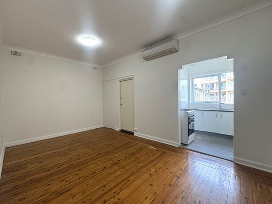 Updated 2 Bedroom Apartment - Handy Location - Photo 1