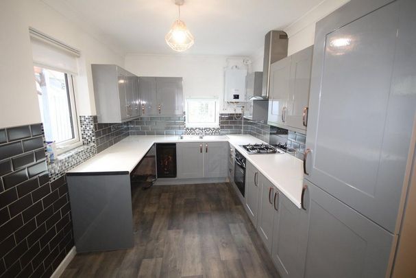 3 bedroom end of terrace house to rent - Photo 1