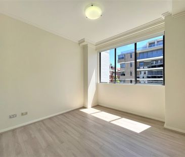 Spacious two bedroom apartment with floorboards - Photo 5