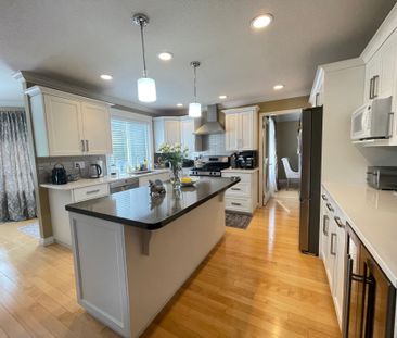 Bright, Spacious 4 Bedrooms/3 Bathrooms Home in White Rock - Photo 4