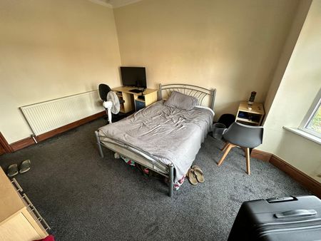 Room in a Shared House, Burley Road, LS4 - Photo 3