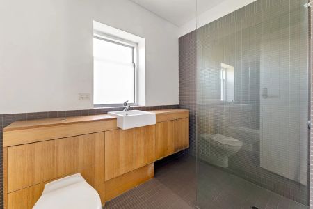 Lower Level 2 Bedrooms in Parkside! - Photo 3