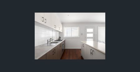Stylish Newport Living with Private Courtyard! - Photo 4
