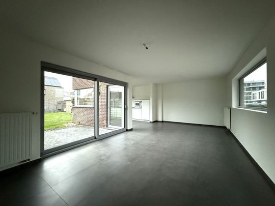 Moderne woning met tuin gelegen in rustige wijk - Photo 1