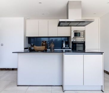 3 room luxury penthouse for rent in Marbella, Spain - Photo 1