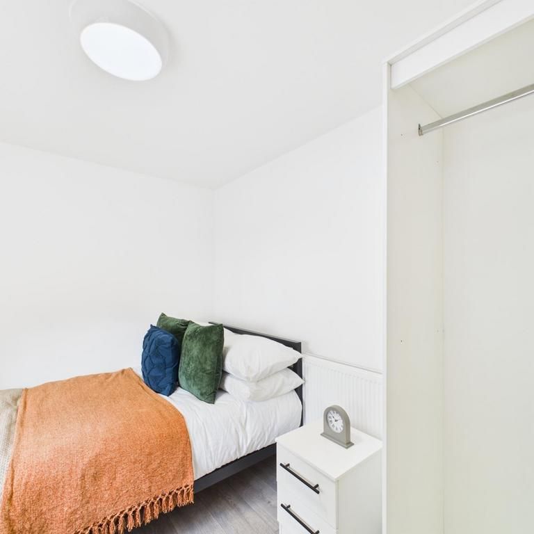 1 bedroom in a house share to rent - Photo 1