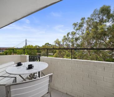 Top-Floor Privacy with Leafy Outlooks & Iconic Filtered Views - Photo 5