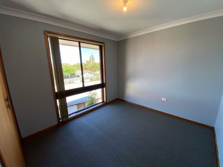 SPACIOUS THREE BEDROOM HOME - Photo 3