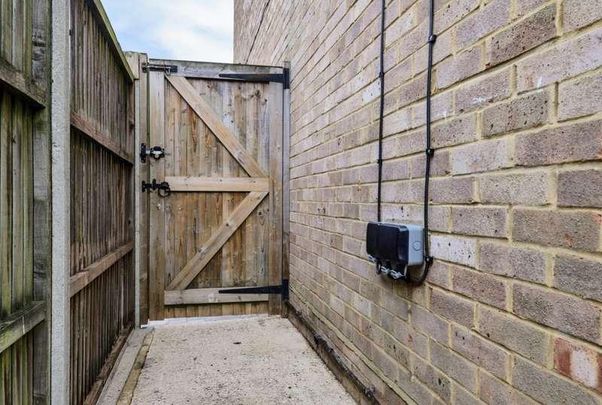 Sandalwood, Guildford, GU2 - Photo 1