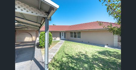 Spacious Family Home with Studio - Moments from Brighton Beach! - Photo 5