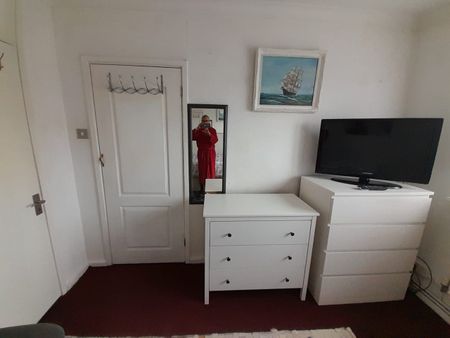 Room in a Shared Flat, Bernard Shaw House, NW10 - Photo 5