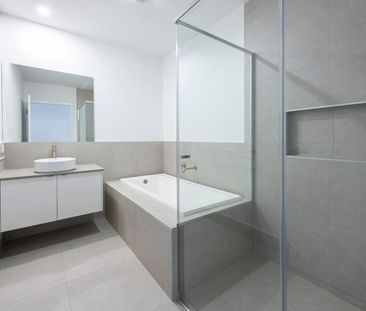 Luxury Living in Coral Cove - Light, Bright & Airy - Photo 4