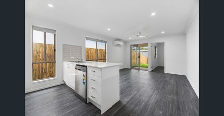 MUST SEE, 4 BEDROOM FAMILY HOME WITH AIR CONDITIONING! - Photo 2