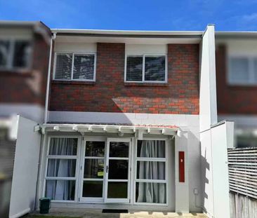 Rangitoto Zone – Modern 3-Bedroom Unit in a Pr... - Photo 2
