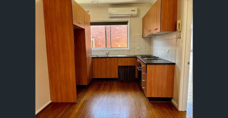 Spacious Light Filled 2 Bedroom Unit - Photo 4