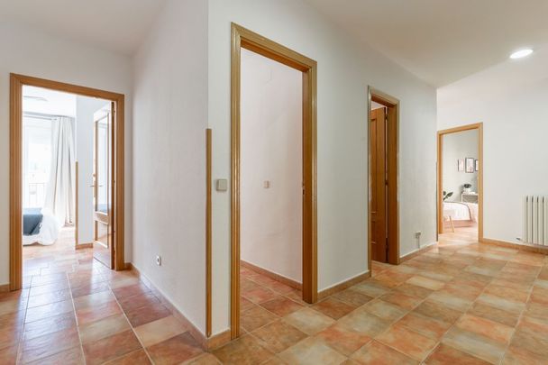 Cozy room with balcony in Cuatro Caminos - Photo 1