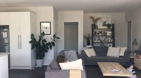 AS NEW PRIVATE 2 BEDROOM TOWNHOUSE - Photo 3