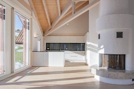 Attic flooded with light with fireplace, exposed beams and a fantastic view of Degersheim - Foto 3
