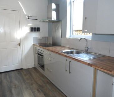 3 bedroom end of terrace house to rent - Photo 2