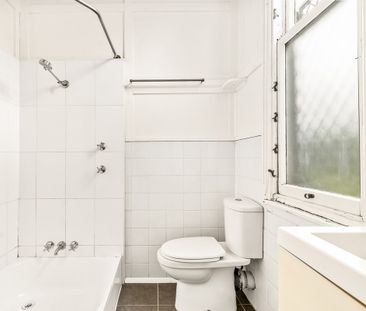 Charming Colonial-Style Apartment in the Heart of New Farm - Photo 1