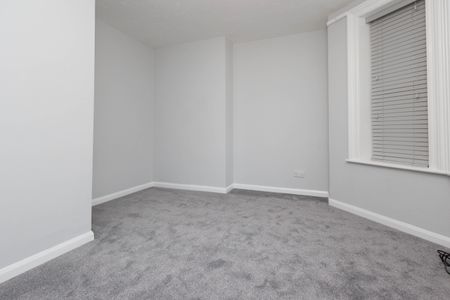 2 bed flat to rent in Fir Vale Road, Bournemouth, BH1 - Photo 2