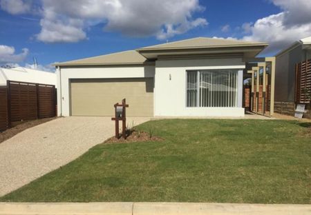 Spacious Family Home in the Heart of Coomera - Photo 3