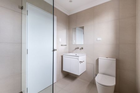 Brand New Free Standing Townhouse Syle Unit - Pet Friendly - Photo 4