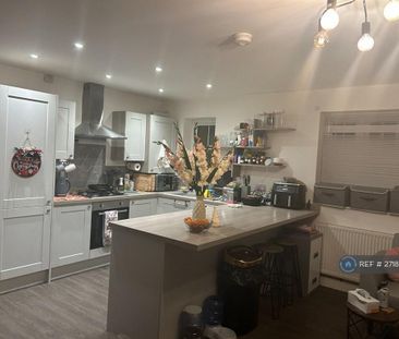 1 bedroom in a flat share to rent - Photo 3