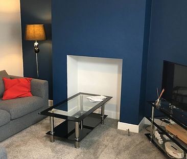 Fantastic 3 bedroom property with a HUGE bathroom! - Photo 3