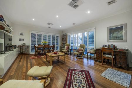 Charming Cottage Nestled Amid Tall Trees and Picturesque Gardens - Photo 2