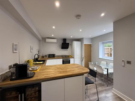 3 bedroom mews to rent - Photo 4