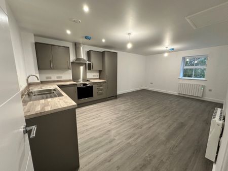 High Street, March - Photo 3