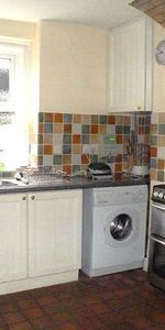 Fantastic house near town centre, hospital, shops and theatre, Yellow - Photo 3