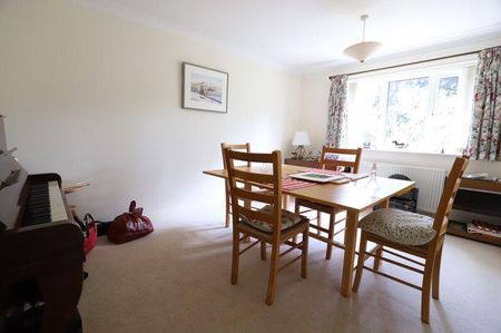 4 bedroom detached house to rent - Photo 2