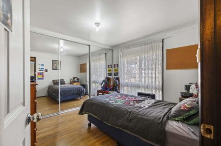 SPACIOUS 5 BEDROOM FAMILY HOME - Photo 3
